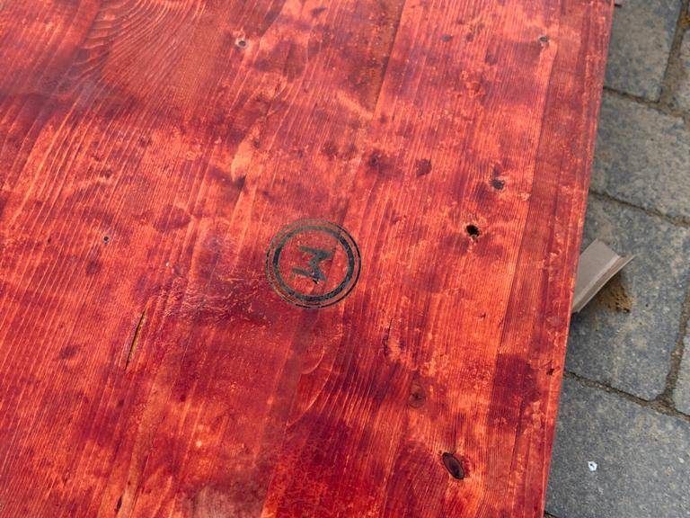 Rot beschichtete Schalungstafel aus Holz, im Detail aufgenommen